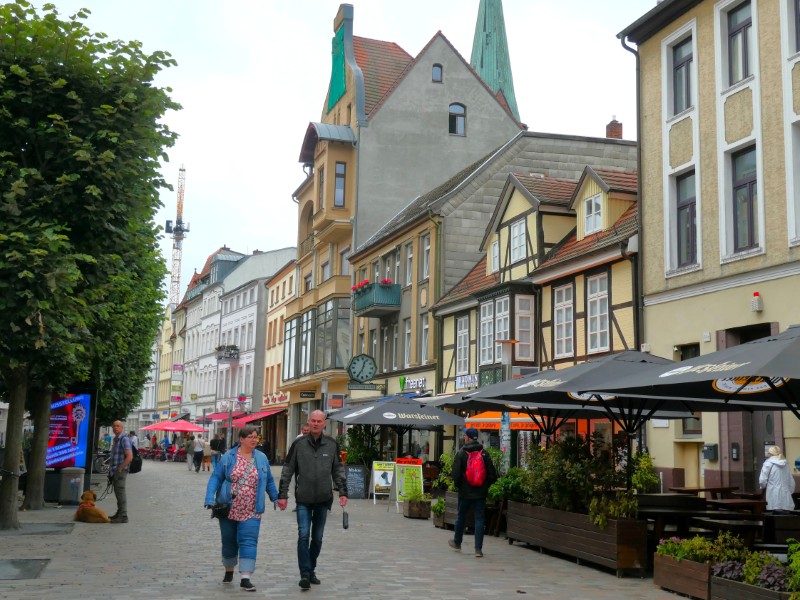 Winkelstraatmet vakwerkhuizen en andere gevels in Schwerin