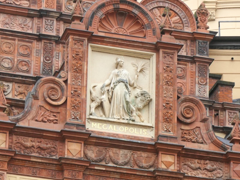 Relief met opschrift mecalopolis in binnenplaats van Schloss Schwerin