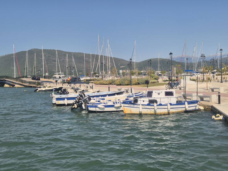 Op de fiets vanaf camping Kariotes - bootjes in Lefkada-stad