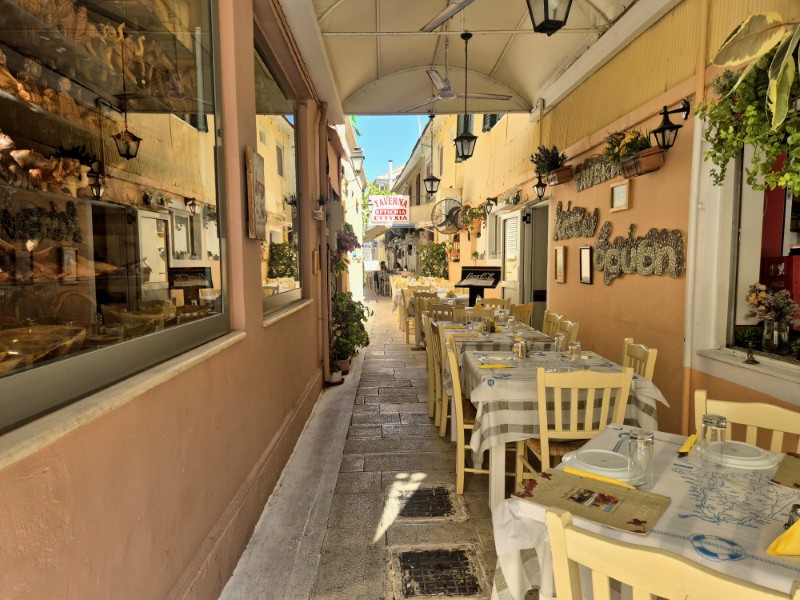 Steeegje met gedekte terras in Lefkada-stad