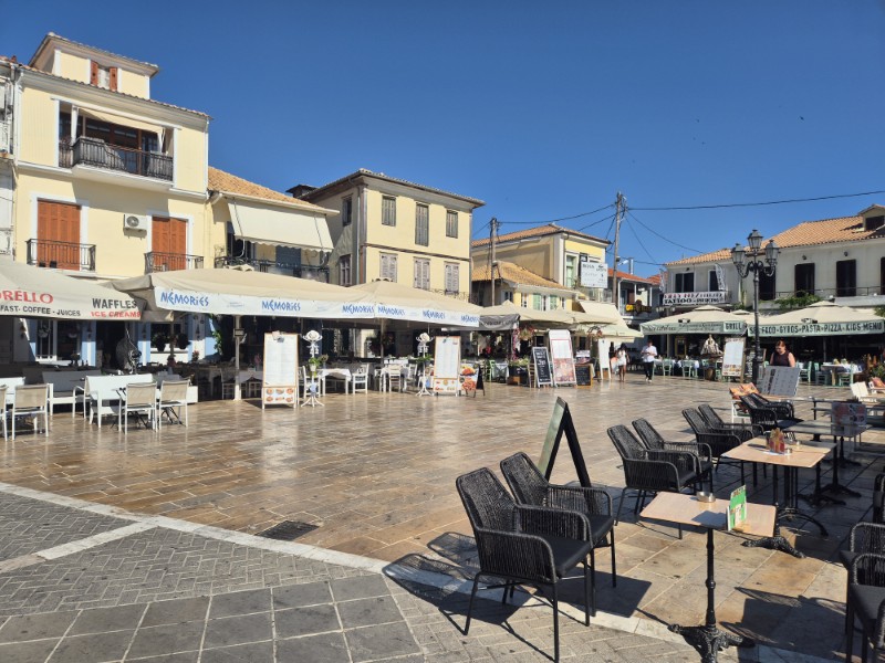Op de fiets vanaf camping Kariotes Het centrale plein van Lefkada