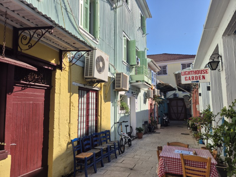 Kleurrijk zijstraatje in Lefkada-stad