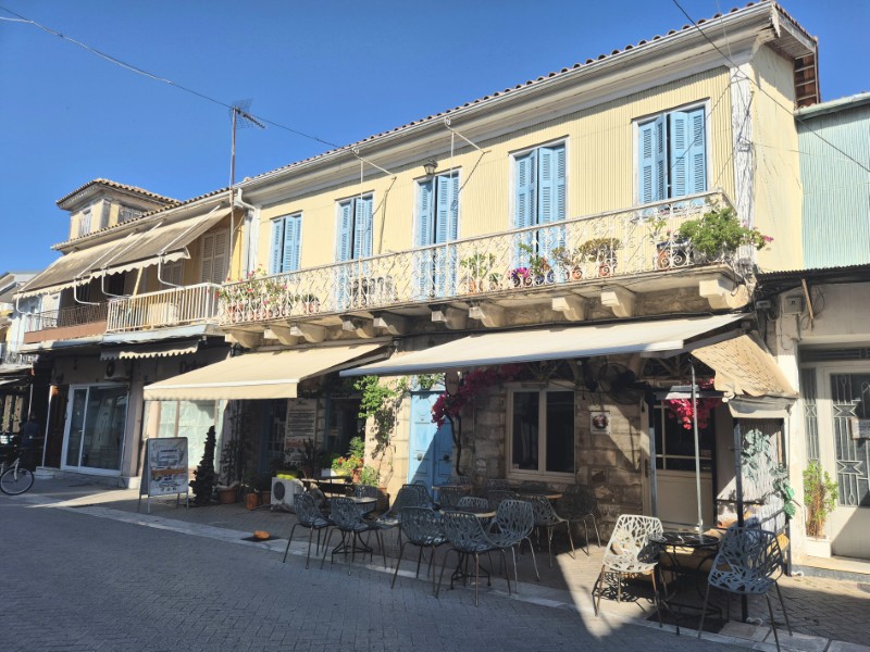 Gebouw met dichte luiken en terras in Lefkada-stad