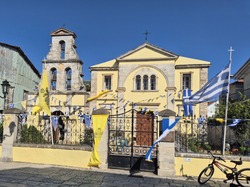 Kerkje en grotere kerk in Lefkada-stad