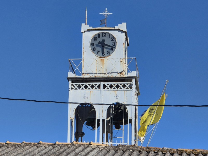 Metalen klokkentoren in Lefkada-stad