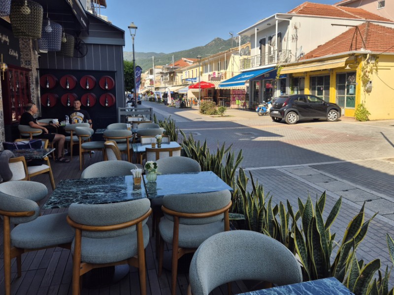We drinken wat in de hoofdstraat van Nidri op Lefkada voor we de bus terug nemen naar camping Kariotes