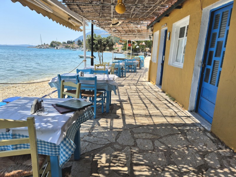 Terras op de kade in de buurt van camping Kariotes op Lefkada