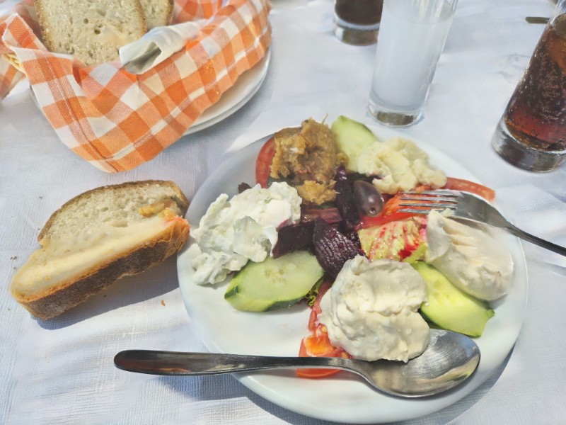 Op de fiets naar taverna Seven Islands - bord met komkommer- en tomatenschijfjes en smeersels
