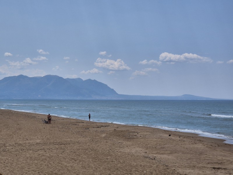 Strand met op de achtergrond bergen
