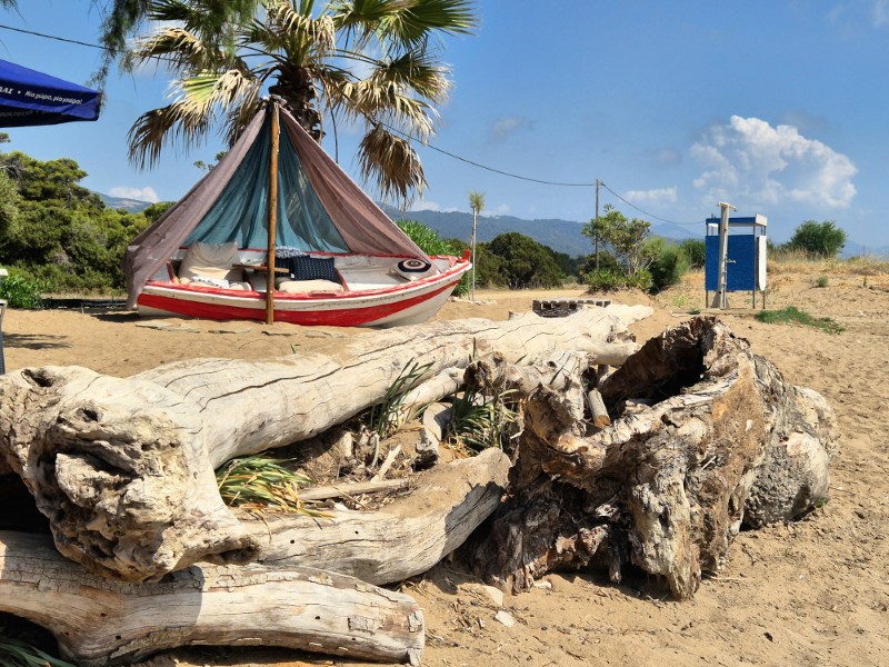 Strandtent bij camping Tholo en camping Thelia - bootje met zitkusssens en schaduwdoek