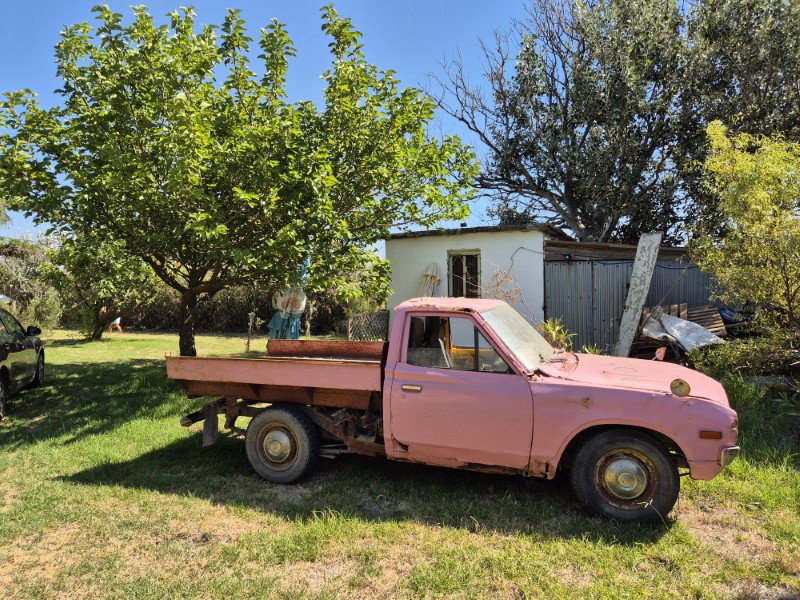 Oude pick up truck bij de camperplaats bij Nostos Beach Bar