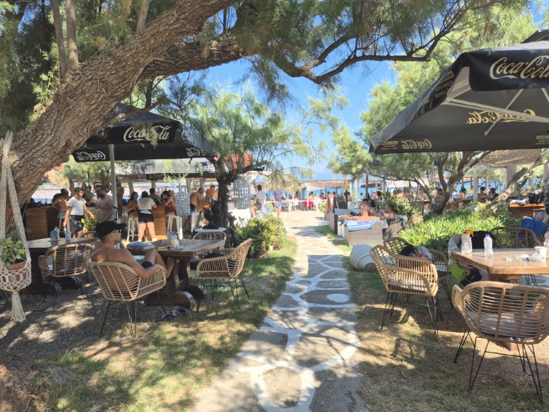 Camperplaats bij Nostos Beach Bar - tuin met zitjes