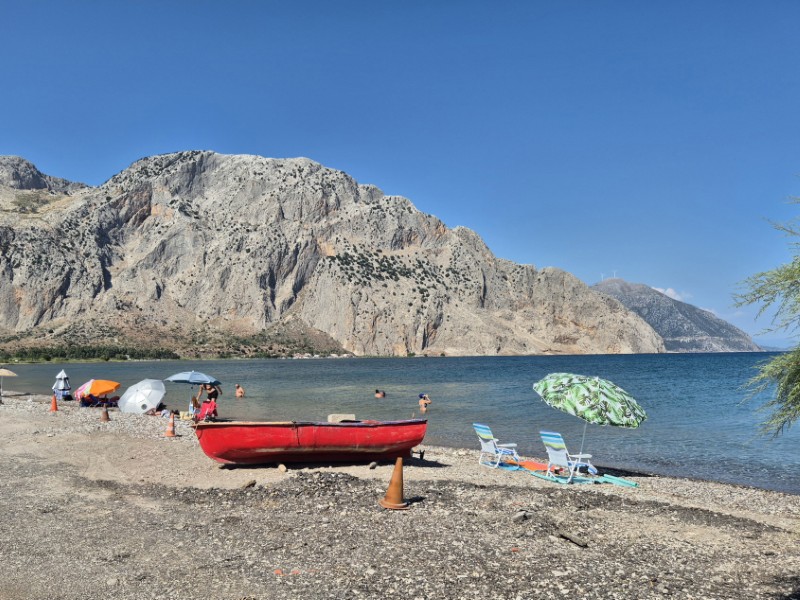 KIezelstrand bij Nostos Beach Bar